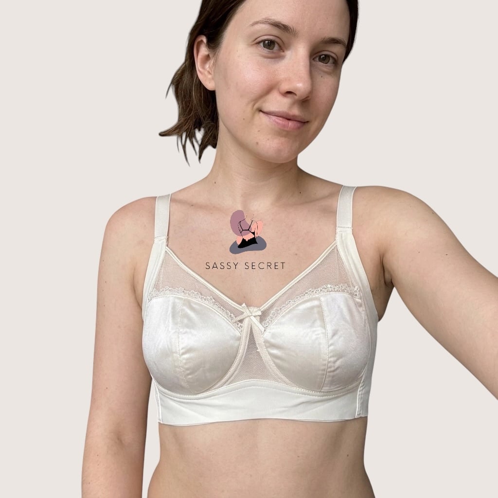 Non Padded Wireless Minimizer Bra – model image 4