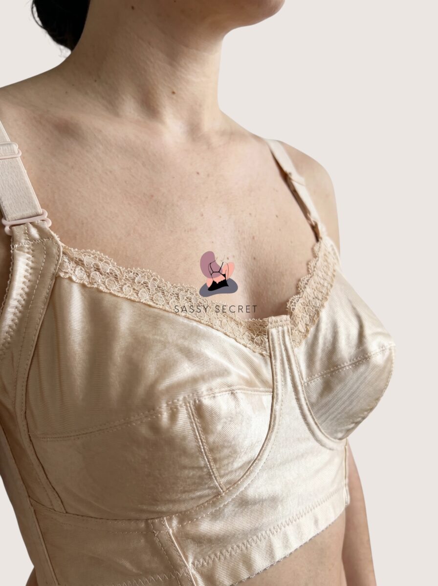 Wide Coverage Shaper Bra – model image 2