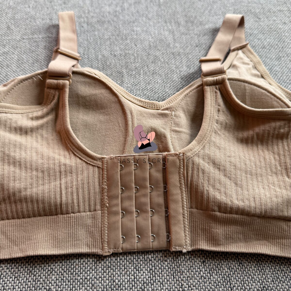 Light Padded Seamless Regular Wear Bra – Everyday V-Neck Comfort (Imported)